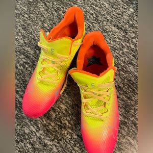 Under Armour Football Cleats, men’s size 10, excellent condition,worn twice.